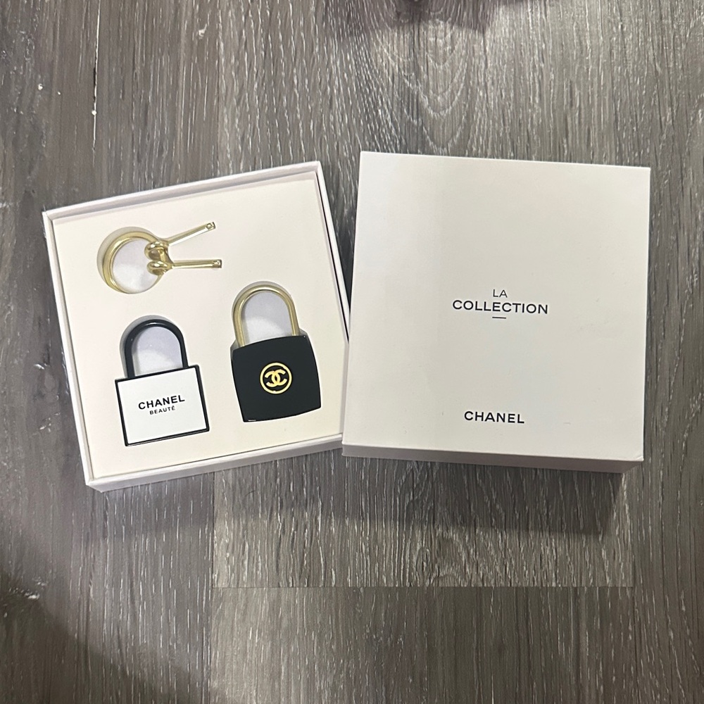 CHANEL Black and Gold Key Holder Set